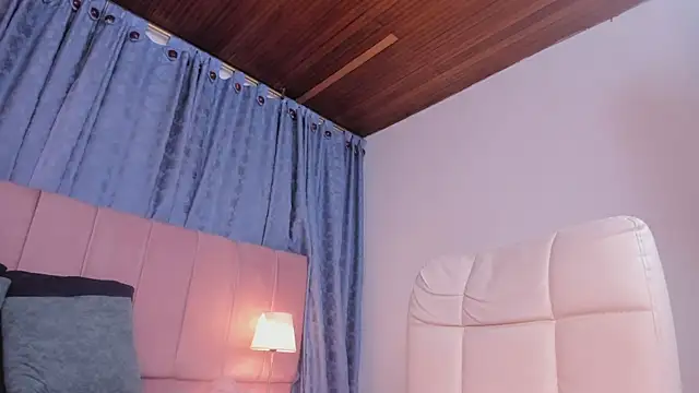 Snapshot of x_milu chatting on October 25, 2025, 5:35 pm x milu online show from October 25, 2025, 5:35 pm