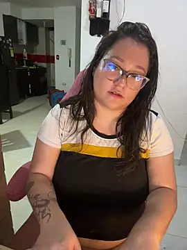 Snapshot of CinnamonCookiez chatting on December 20, 2024, 6:40 am CinnamonCookiez online show from December 20, 2024, 6:40 am