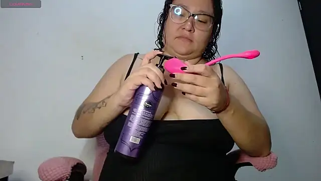 Snapshot of CinnamonCookiez chatting on November 15, 2025, 4:05 am CinnamonCookiez online show from November 15, 2025, 4:05 am