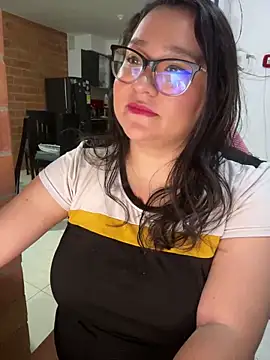 Snapshot of CinnamonCookiez chatting on December 20, 2024, 3:36 am CinnamonCookiez online show from December 20, 2024, 3:36 am