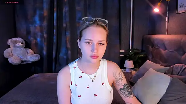 Carol  Cox online show from September 28, 2025, 11:55 pm