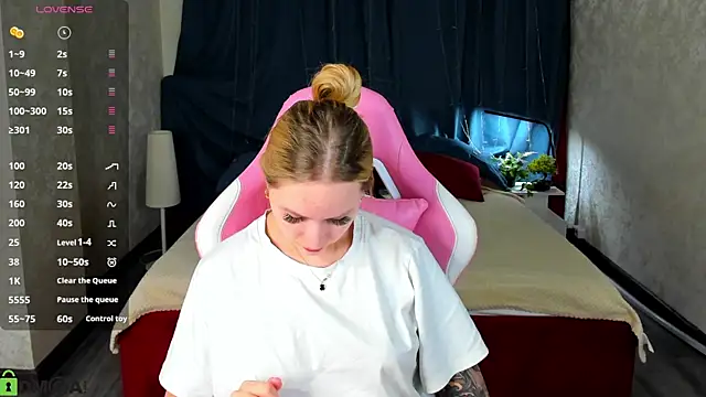 Carol  Cox online show from November 5, 2025, 10:46 pm