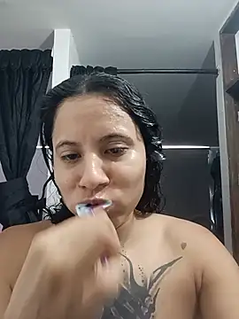 Snapshot of Karii-R chatting on June 24, 2026, 6:28 pm Karii-R online show from June 24, 2026, 6:28 pm