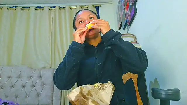 Snapshot of Samary_thomas chatting on April 2, 2026, 1:46 am Samary thomas online show from April 2, 2026, 1:46 am