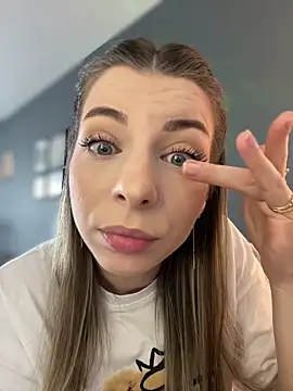 Mia Ethan online show from May 25, 2026, 8:13 am