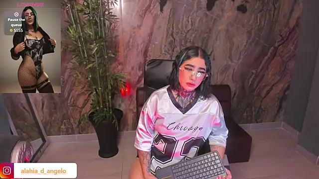 Snapshot of Alahia_Dangelo chatting on April 25, 2026, 2:25 pm Alahia Dangelo online show from April 25, 2026, 2:25 pm