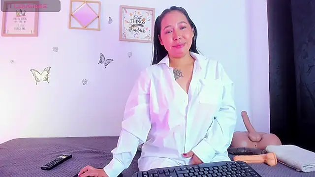 Snapshot of EmmaRogers chatting on November 11, 2025, 2:56 pm EmmaRogers online show from November 11, 2025, 2:56 pm