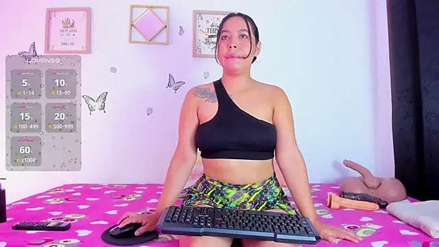 Snapshot of EmmaRogers chatting on October 27, 2025, 3:02 pm EmmaRogers online show from October 27, 2025, 3:02 pm