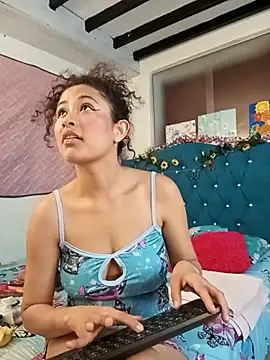 Milkdulce1 online show from April 9, 2026, 1:39 pm