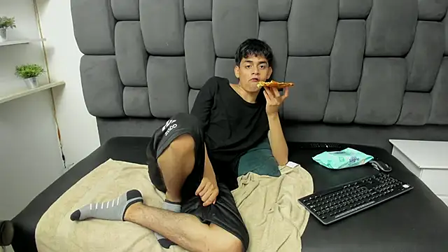 Snapshot of Yef_Thin chatting on February 22, 2025, 9:56 am Yef Thin online show from February 22, 2025, 9:56 am