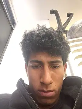 Snapshot of alexander32r chatting on December 18, 2025, 3:05 pm alexander32r online show from December 18, 2025, 3:05 pm