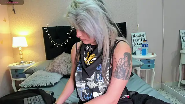 Snapshot of HollyWould__ chatting on February 20, 2025, 5:41 pm HollyWould online show from February 20, 2025, 5:41 pm
