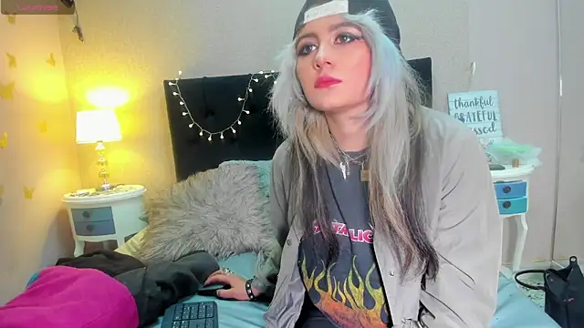 Snapshot of HollyWould__ chatting on February 17, 2025, 4:50 pm HollyWould online show from February 17, 2025, 4:50 pm