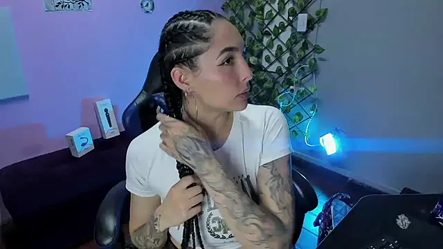 ChloeeTompson  online show from December 2, 2025, 8:54 pm