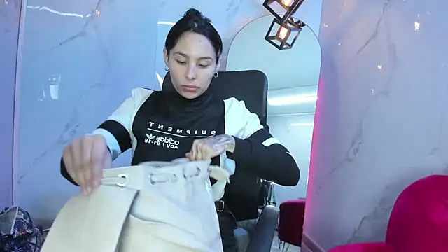 ChloeeTompson  online show from November 9, 2025, 2:59 am