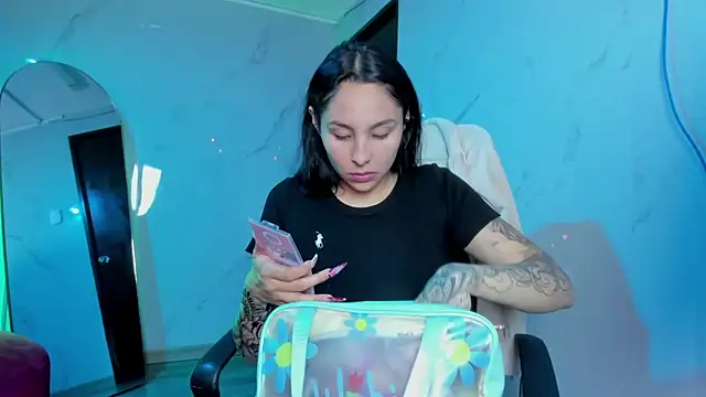 ChloeeTompson  online show from October 2, 2025, 2:48 am