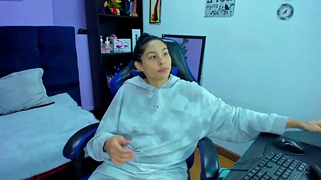 ChloeeTompson  online show from October 24, 2025, 1:04 am