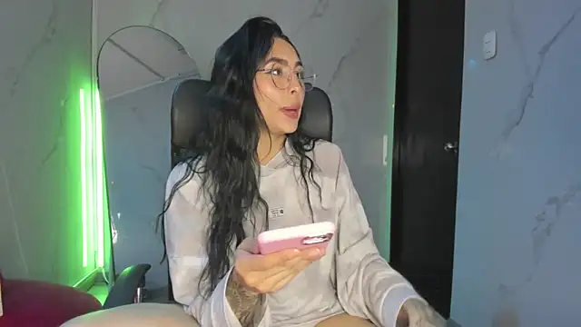 ChloeeTompson  online show from November 21, 2025, 3:27 am