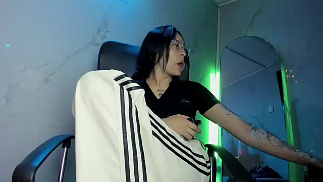 ChloeeTompson  online show from November 12, 2025, 3:32 am