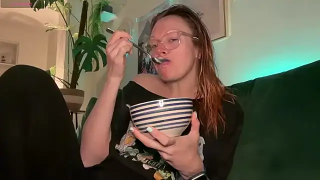 Snapshot of MelodyRoseUk chatting on March 28, 2026, 9:27 pm MelodyRoseUk online show from March 28, 2026, 9:27 pm