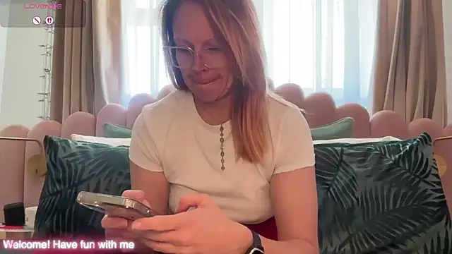 Snapshot of MelodyRoseUk chatting on April 11, 2026, 1:04 pm MelodyRoseUk online show from April 11, 2026, 1:04 pm