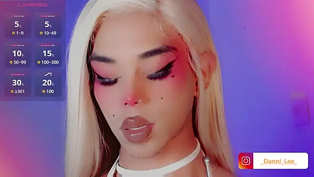 DanniLee  online show from November 28, 2025, 10:43 pm