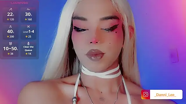 DanniLee  online show from November 25, 2025, 10:43 pm