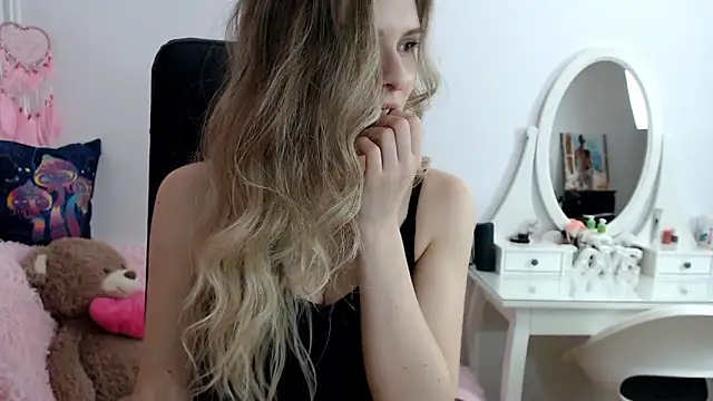 Snapshot of _sweettreat chatting on March 13, 2025, 10:32 pm  sweettreat online show from March 13, 2025, 10:32 pm