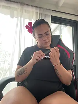 Emily Russo  online show from February 2, 2025, 9:23 pm