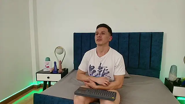 Snapshot of Andrewfalcon chatting on March 12, 2025, 10:17 pm Andrewfalcon online show from March 12, 2025, 10:17 pm