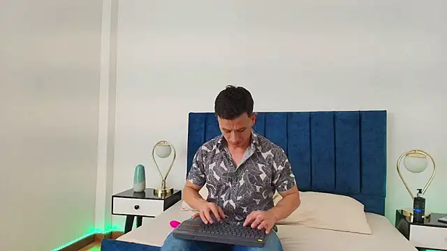 Snapshot of Andrewfalcon chatting on March 11, 2025, 7:14 pm Andrewfalcon online show from March 11, 2025, 7:14 pm