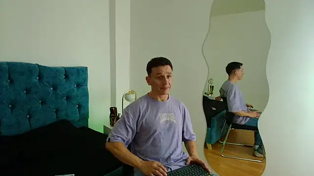 Snapshot of Andrewfalcon chatting on March 15, 2025, 7:05 pm Andrewfalcon online show from March 15, 2025, 7:05 pm