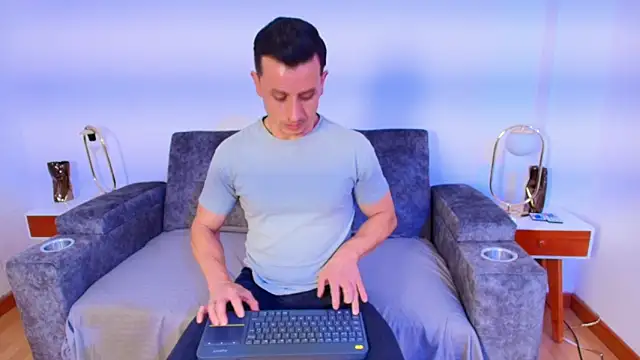 Snapshot of Andrewfalcon chatting on September 28, 2025, 1:07 pm Andrewfalcon online show from September 28, 2025, 1:07 pm