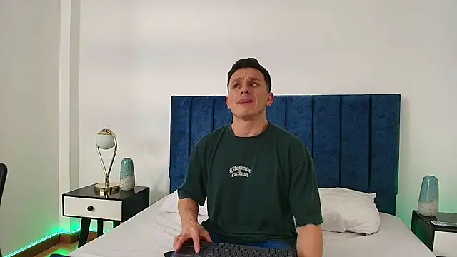 Snapshot of Andrewfalcon chatting on March 17, 2025, 7:15 pm Andrewfalcon online show from March 17, 2025, 7:15 pm