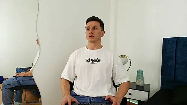 Snapshot of Andrewfalcon chatting on March 20, 2025, 6:53 pm Andrewfalcon online show from March 20, 2025, 6:53 pm