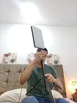 Snapshot of Andrewfalcon chatting on September 20, 2025, 7:41 pm Andrewfalcon online show from September 20, 2025, 7:41 pm