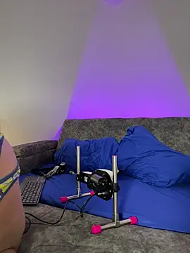 Snapshot of Andrewfalcon chatting on November 5, 2025, 7:39 pm Andrewfalcon online show from November 5, 2025, 7:39 pm