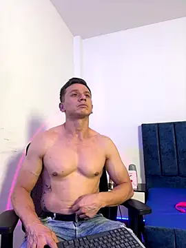 Snapshot of Andrewfalcon chatting on September 10, 2025, 8:30 pm Andrewfalcon online show from September 10, 2025, 8:30 pm