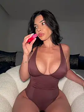 krissiswrld- online show from May 5, 2026, 6:22 pm