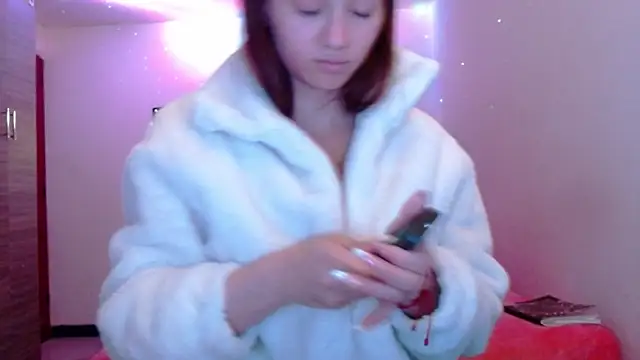 Snapshot of holy_juli chatting on April 28, 2026, 3:44 am holy juli online show from April 28, 2026, 3:44 am
