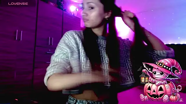 Snapshot of holy_juli chatting on October 28, 2025, 2:45 am holy juli online show from October 28, 2025, 2:45 am