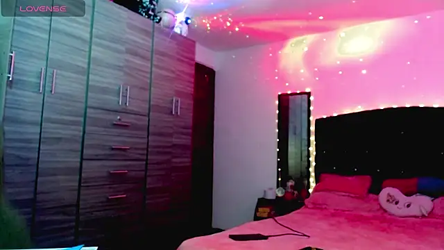 Snapshot of holy_juli chatting on November 11, 2025, 3:34 am holy juli online show from November 11, 2025, 3:34 am