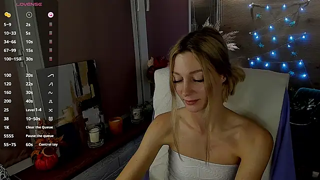 Snapshot of Fox_sky_Fox chatting on October 14, 2025, 6:52 pm Fox sky Fox online show from October 14, 2025, 6:52 pm