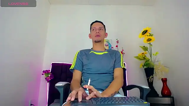 Snapshot of kevin__fox_ chatting on February 21, 2025, 7:32 pm kevin fox online show from February 21, 2025, 7:32 pm