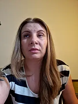 andradahot15 online show from November 18, 2025, 7:11 am