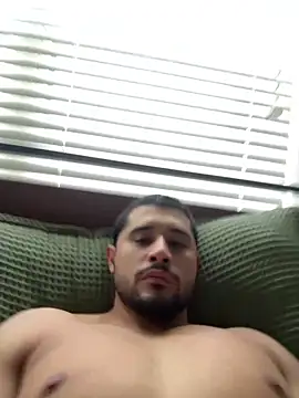 Snapshot of LATINMOBB chatting on October 8, 2025, 6:19 pm LATINMOBB online show from October 8, 2025, 6:19 pm