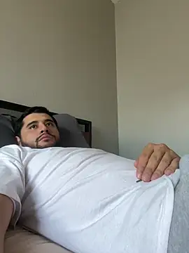 Snapshot of LATINMOBB chatting on December 6, 2024, 8:45 pm LATINMOBB online show from December 6, 2024, 8:45 pm