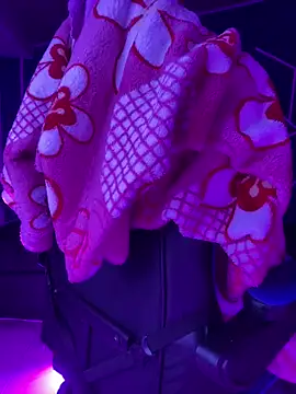 bonnie 18x online show from November 7, 2025, 5:01 am