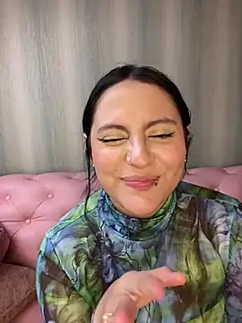 Snapshot of PoliBenett_ chatting on February 26, 2025, 12:20 am PoliBenett online show from February 26, 2025, 12:20 am