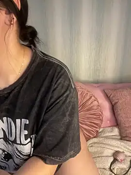 Snapshot of PoliBenett_ chatting on March 4, 2025, 5:34 pm PoliBenett online show from March 4, 2025, 5:34 pm